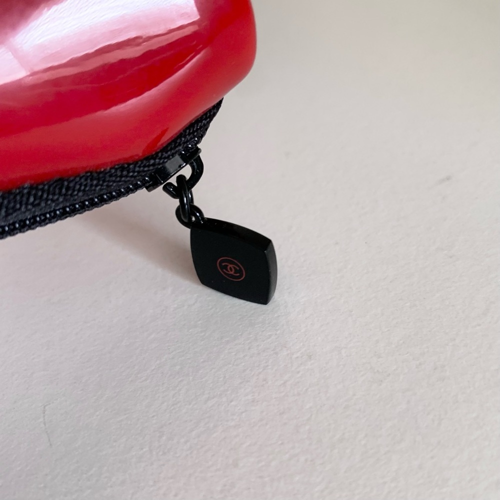 Hold Chanel Red zippy pouch - Picture 4 of 15